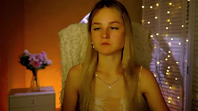 Snapshot of DeboraLarson chatting on November 25, 2025, 3:39 am DeboraLarson online show from November 25, 2025, 3:39 am