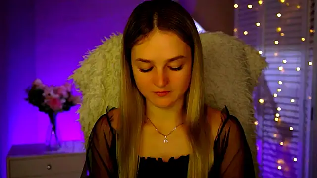 Snapshot of DeboraLarson chatting on November 28, 2025, 4:15 am DeboraLarson online show from November 28, 2025, 4:15 am