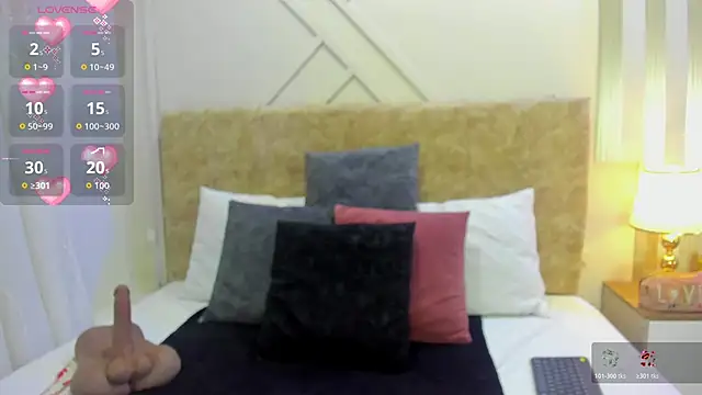 ashley  foxx  online show from October 30, 2025, 2:51 pm