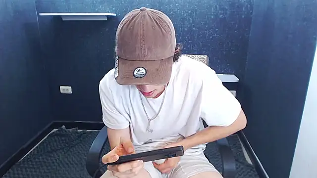 Kerverr  online show from November 25, 2025, 7:36 pm