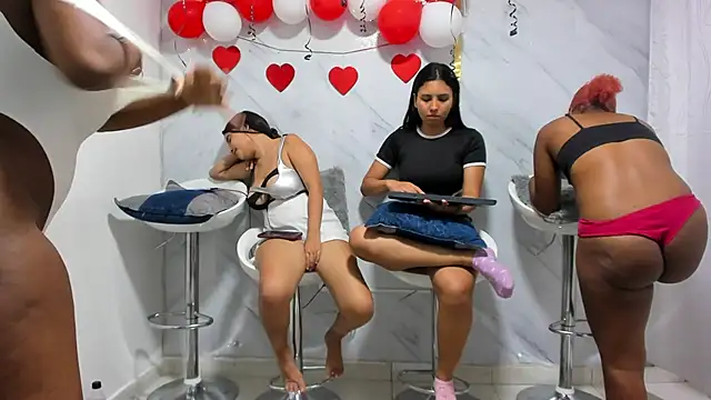 Snapshot of Candyscouples chatting on February 17, 2025, 3:20 pm Candyscouples online show from February 17, 2025, 3:20 pm