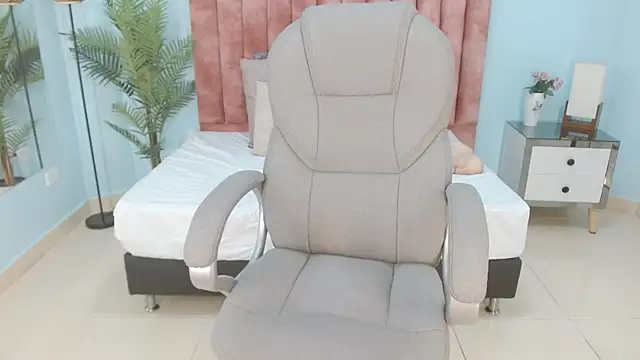 sussy leon online show from November 20, 2025, 3:50 am