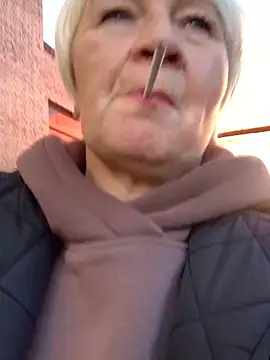 Laura Millf online show from September 29, 2025, 1:38 pm