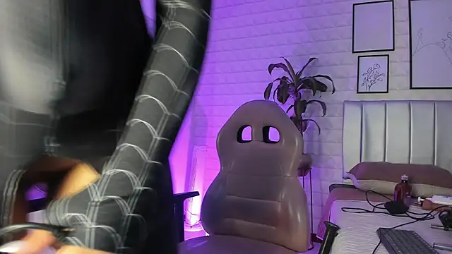 Lizzie-Evans online show from September 28, 2025, 12:10 pm