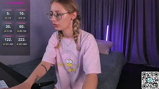 LivyyBossom online show from September 9, 2025, 5:01 pm