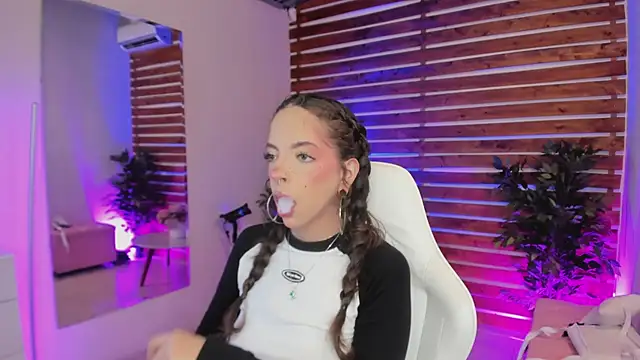 Sapphire Venuss online show from February 25, 2026, 1:26 am