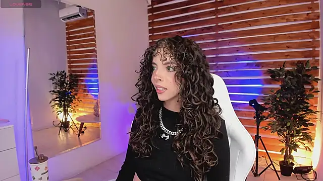 Sapphire Venuss online show from April 12, 2026, 1:43 am