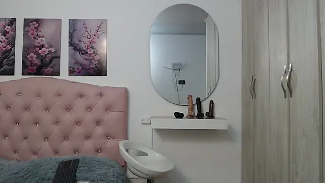 lily f00x online show from December 17, 2025, 12:33 pm