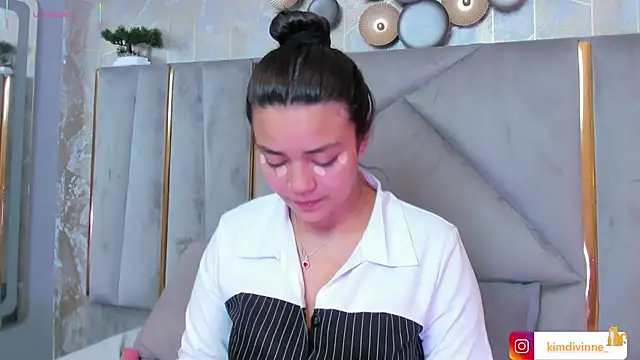 KimDevinne online show from September 20, 2025, 3:18 am