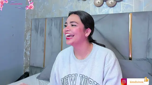 KimDevinne online show from October 17, 2025, 2:26 am