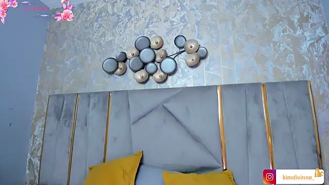 KimDevinne online show from November 6, 2025, 2:34 am