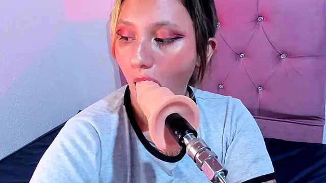 Snapshot of Mila_nixon02 chatting on March 4, 2025, 3:44 am Mila nixon02 online show from March 4, 2025, 3:44 am