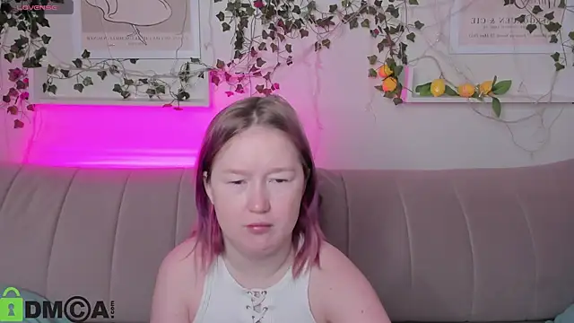 Sara Robinson online show from September 26, 2025, 2:37 am