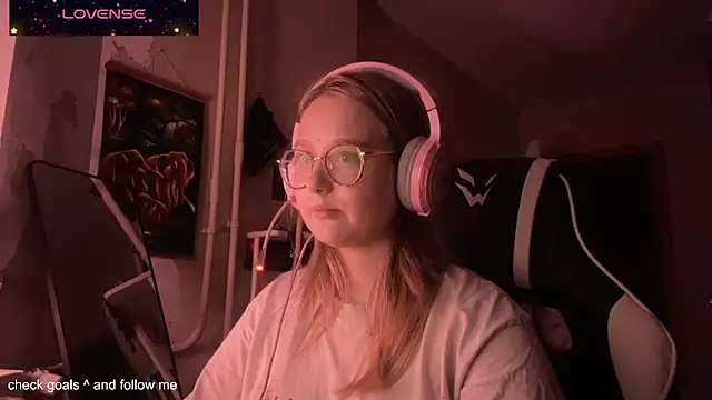 JacyWinslat online show from November 14, 2025, 5:33 pm