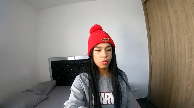 hot quenn online show from December 29, 2024, 8:04 pm