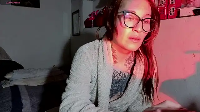 kittenlizz online show from April 4, 2026, 6:27 pm