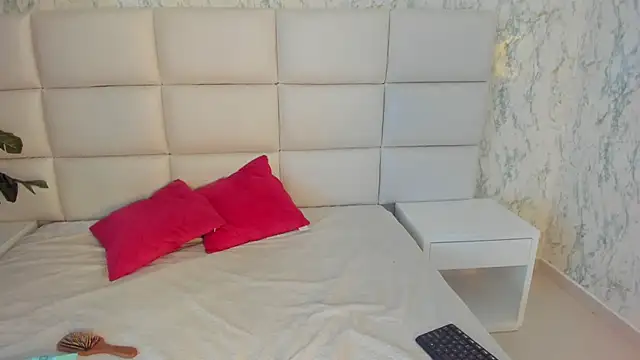 Snapshot of MIA__SAENZ chatting on January 16, 2025, 12:20 pm MIA SAENZ online show from January 16, 2025, 12:20 pm