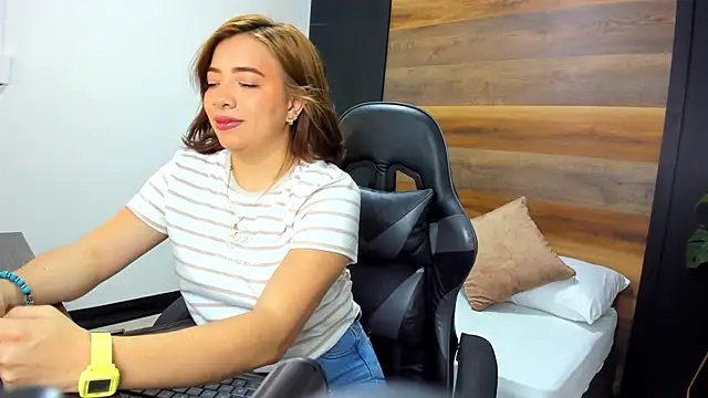 alma fenix online show from September 20, 2025, 6:53 pm