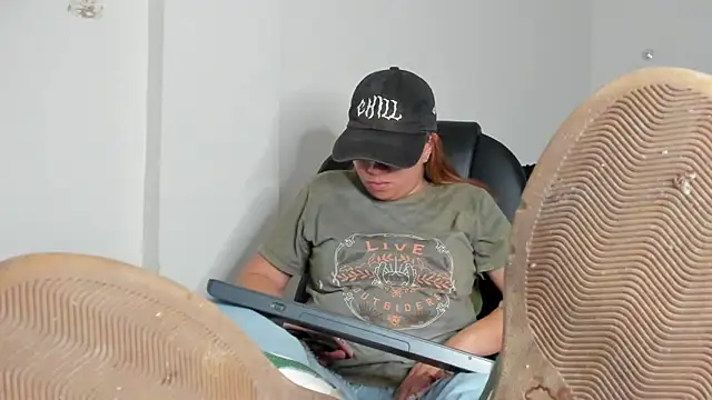 alma fenix online show from March 27, 2026, 5:02 am