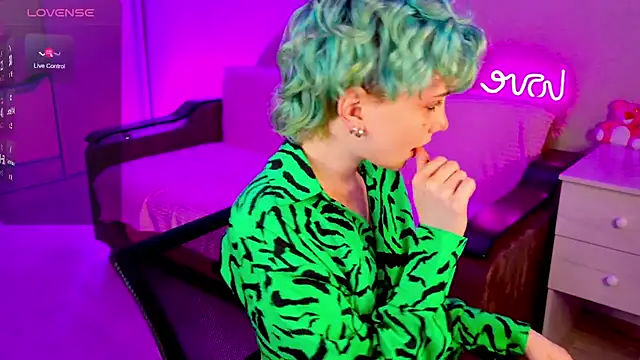 School Love online show from December 6, 2024, 4:17 pm