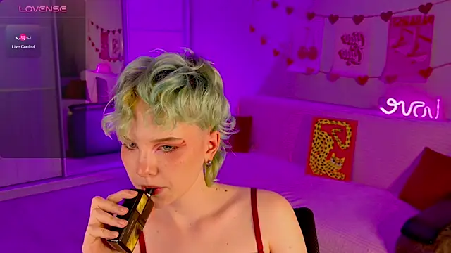 School Love online show from March 17, 2025, 4:11 pm