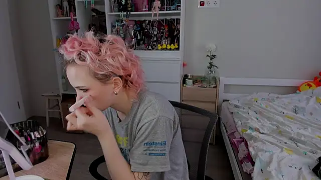 School Love online show from November 21, 2025, 7:07 am