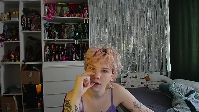 School Love online show from April 3, 2026, 7:06 am