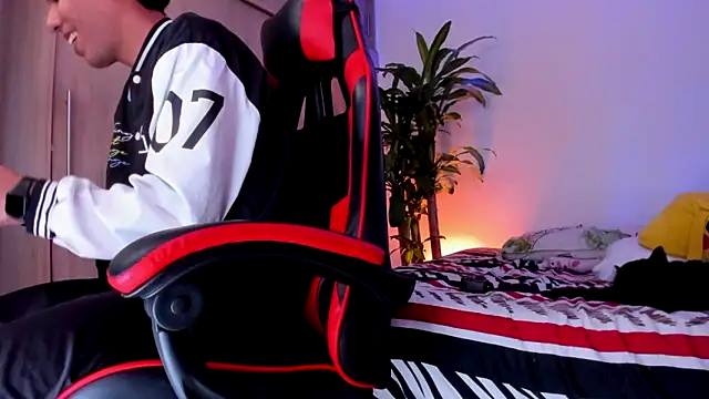 aldrinwhite online show from April 15, 2026, 10:43 pm