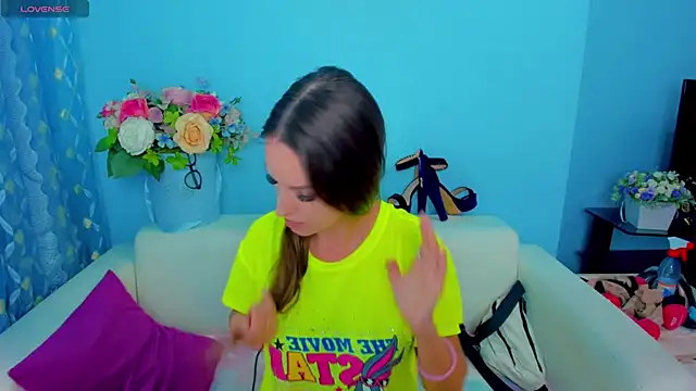 LindaaLu online show from June 10, 2026, 2:56 am