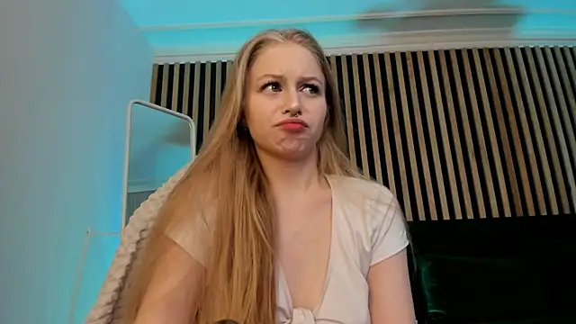 MiaMews online show from March 14, 2025, 5:13 pm