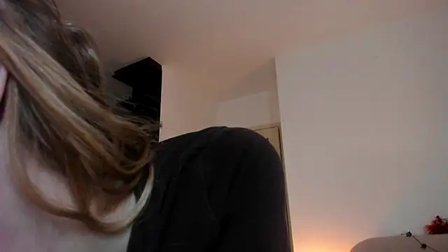 MiaMews online show from October 21, 2025, 12:28 pm