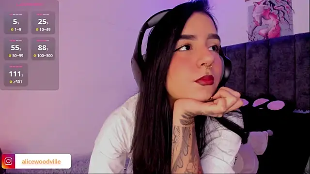 Snapshot of Alice_woodville chatting on February 18, 2025, 4:37 pm Alice woodville online show from February 18, 2025, 4:37 pm