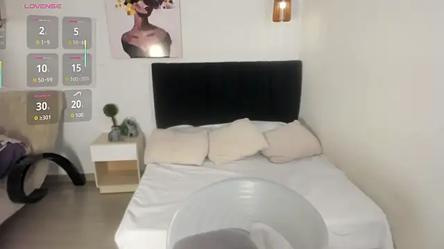 Scarlett  bell online show from September 13, 2025, 1:33 pm