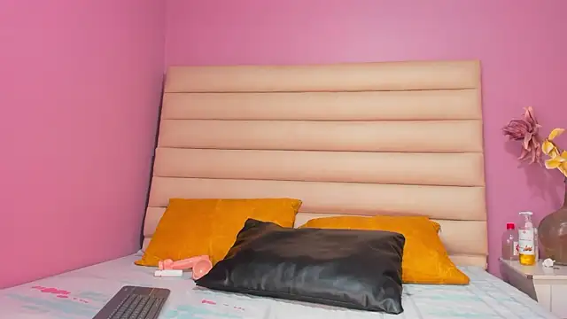 ZaritaLenon online show from September 10, 2025, 9:04 pm