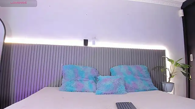 valentina lux online show from December 22, 2025, 7:55 pm