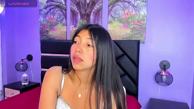 KimberlyVillaLobos online show from September 10, 2025, 1:33 pm