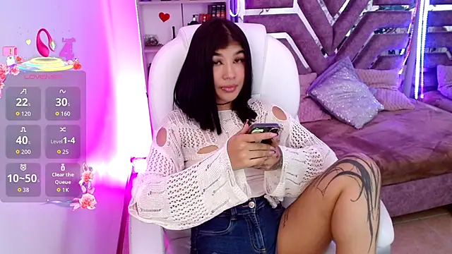 AliceWalker 11 online show from December 4, 2025, 8:39 pm