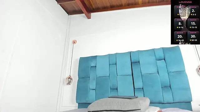 mia  fernandez online show from November 18, 2025, 7:07 pm