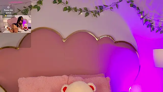 NahiaraReina online show from February 25, 2026, 1:21 pm