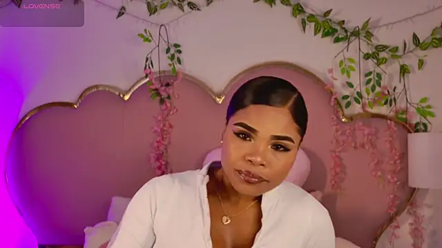 NahiaraReina online show from April 18, 2026, 2:43 pm