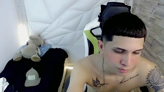 Brayan lopezz online show from February 3, 2025, 3:59 pm