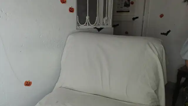 skinny sweet2411 online show from November 6, 2025, 8:32 pm