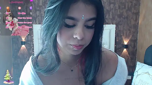 EMALINDA  HILSS online show from December 23, 2024, 3:33 pm