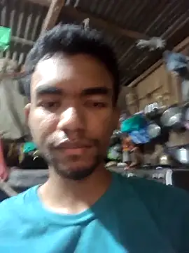 Reynold2608 online show from December 17, 2025, 11:44 pm