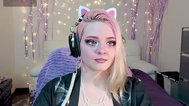 Snapshot of One_Moment_ chatting on December 17, 2024, 6:53 pm One Moment online show from December 17, 2024, 6:53 pm