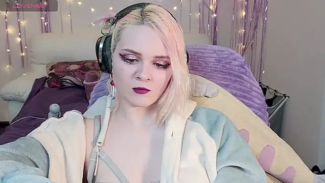 Snapshot of One_Moment_ chatting on January 31, 2025, 2:48 am One Moment online show from January 31, 2025, 2:48 am