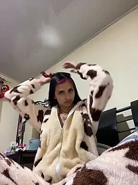 Snapshot of Hilary_pinkk chatting on February 19, 2025, 2:23 am Hilary pinkk online show from February 19, 2025, 2:23 am