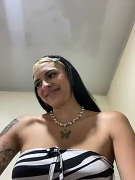 Snapshot of Hilary_pinkk chatting on March 3, 2025, 11:56 pm Hilary pinkk online show from March 3, 2025, 11:56 pm