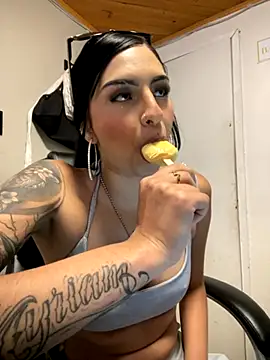 Snapshot of Hilary_pinkk chatting on October 16, 2025, 1:17 am Hilary pinkk online show from October 16, 2025, 1:17 am