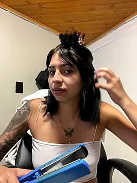 Snapshot of Hilary_pinkk chatting on October 22, 2025, 1:28 am Hilary pinkk online show from October 22, 2025, 1:28 am